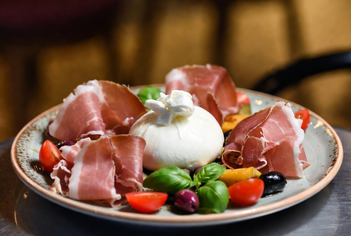 Burrata mit Prosciutto und Tomaten